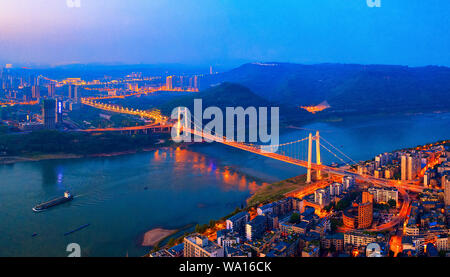 Ein paar Jiang Chongqing Changjiang Brücke Stockfoto