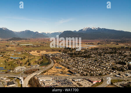 Luftaufnahme der Stadt Chilliwack mit Mount Cheam auf der Rückseite, British Columbia Stockfoto