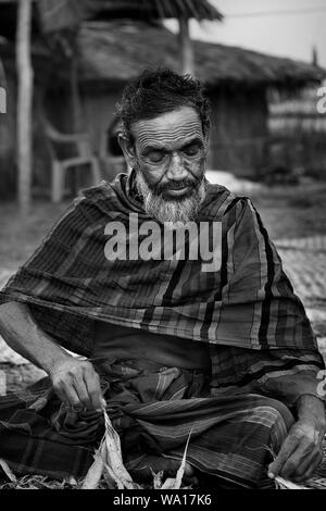 Menschen aus der hinduistischen Gemeinschaft Baden in der Bucht von Bengalen während der hautausschlag Mela Dublarchar in der Eastern Division der Sundarbans Wald. Bagerhat, B Stockfoto