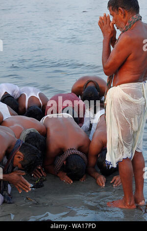 Menschen aus der hinduistischen Gemeinschaft Baden in der Bucht von Bengalen während der hautausschlag Mela Dublarchar in der Eastern Division der Sundarbans Wald. Bagerhat, B Stockfoto