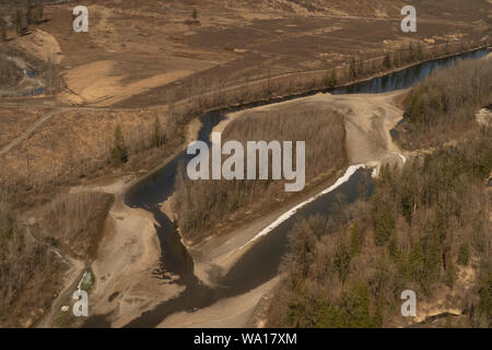 Luftaufnahme eines Seitenkanals des Fraser River im Sommer. Stockfoto