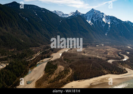 Luftaufnahme der Herrling Insel mit Blick nach Süden mit Mount Cheam im Hintergrund. Stockfoto