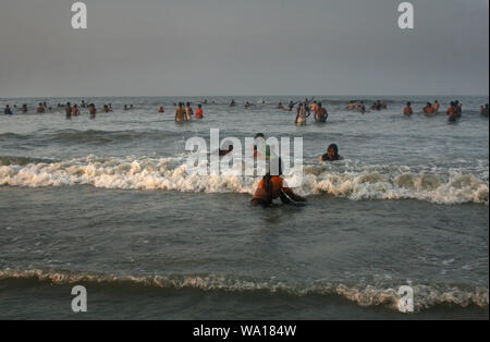 Menschen aus der hinduistischen Gemeinschaft Baden in der Bucht von Bengalen während der hautausschlag Mela Dublarchar in der Eastern Division der Sundarbans Wald. Bagerhat, B Stockfoto