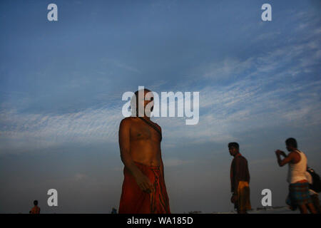 Menschen aus der hinduistischen Gemeinschaft Baden in der Bucht von Bengalen während der hautausschlag Mela Dublarchar in der Eastern Division der Sundarbans Wald. Bagerhat, B Stockfoto