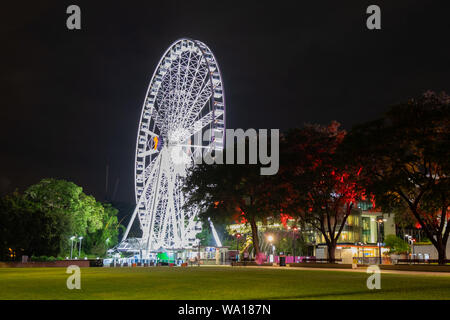 Benutzern ermöglichen, Betrachtungswinkel von Wheel of Brisbane bei Nacht, Brisbane, Queensland, Australien Stockfoto
