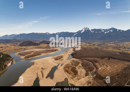 Luftaufnahme des Fraser River Valley mit Mount Cheam auf der Rückseite in der Nähe der Stadt Chilliwack, British Columbia. Stockfoto