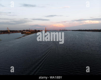 Schöne Antenne Hafen von Riga und den Fluss Daugava lanscape Schüsse von Drone - Draufsicht von oben Stockfoto
