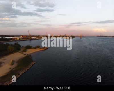 Schöne Antenne Hafen von Riga und den Fluss Daugava lanscape Schüsse von Drone - Draufsicht von oben Stockfoto