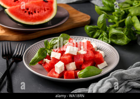 Salat Sommer der Wassermelone, Fetakäse und grüne Basilikum, gesundes Essen, Nahaufnahme, horizontale Ausrichtung Stockfoto