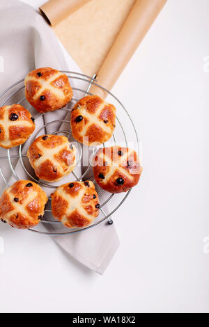 Brötchen mit einem Kreuz markiert und mit getrockneten Früchten, traditionell in der Fastenzeit gegessen. Selektive konzentrieren. Stockfoto