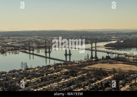 Golden Ears Bridge über den Fraser River in der Nähe der Stadt Langley und Pitty Meadows. Stockfoto