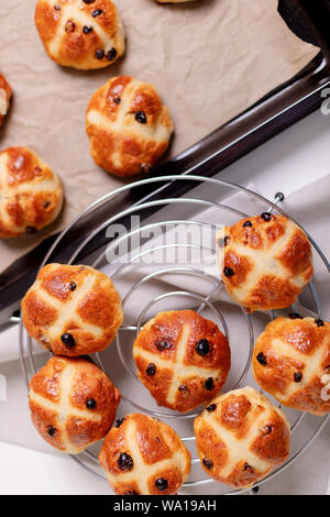 Brötchen mit einem Kreuz markiert und mit getrockneten Früchten, traditionell in der Fastenzeit gegessen. Selektive konzentrieren. Stockfoto