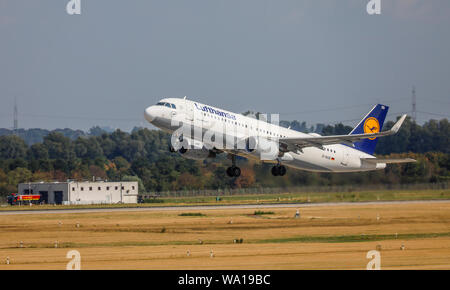 Düsseldorf, Nordrhein-Westfalen, Deutschland - Lufthansa Flugzeug nehmen Sie vom Flughafen Düsseldorf International, DUS, Airbus A320-200. Düsseldorf, Stockfoto