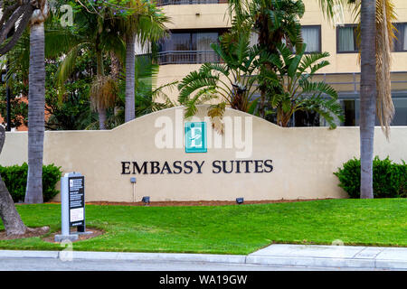 Orange, CA/USA - 15. Mai 2019: Das Embassy Suites by Hilton in Orange, Kalifornien ist mit 400 North State College Blvd. Stockfoto