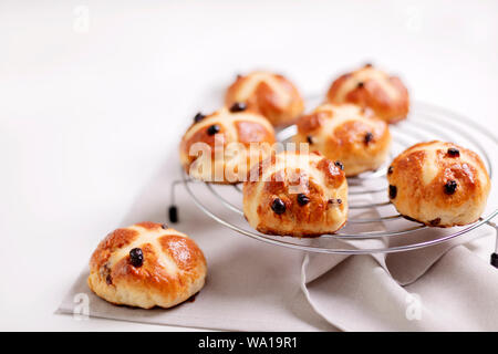 Brötchen mit einem Kreuz markiert und mit getrockneten Früchten, traditionell in der Fastenzeit gegessen. Selektive konzentrieren. Stockfoto