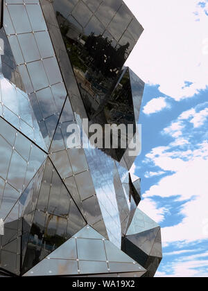 Avantgardistische Architektur: Die riesigen Stahl und Glas Kristall, Kinemax, Futuroscope, Vienne, Nouvelle-Aquitaine, Frankreich: close-up Stockfoto