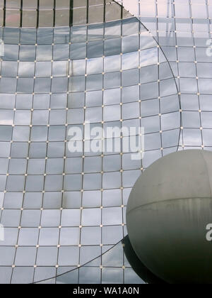 Avantgardistische Architektur: Die riesigen Glas-stahl-Fassade von Imax 3D, Futuroscope, Vienne, Nouvelle-Aquitaine, Frankreich Stockfoto