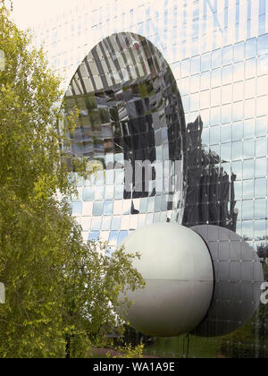 Avantgardistische Architektur: Die riesigen Glas-stahl-Fassade von Imax 3D, Futuroscope, Vienne, Nouvelle-Aquitaine, Frankreich Stockfoto