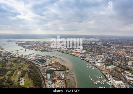 Luftbild des Flusses Itchen und der Stadt Southampton, Hampshire, Großbritannien Stockfoto