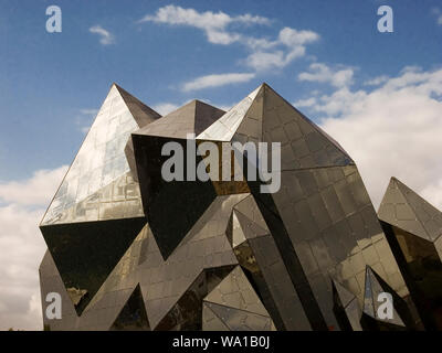 Avantgardistische Architektur: Die riesigen Stahl und Glas Kristall, Kinemax, Futuroscope, Vienne, Nouvelle-Aquitaine, Frankreich Stockfoto