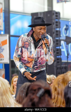 Singer-Songwriter Aloe Blacc führt am Rockefeller Center in New York City. Stockfoto