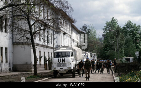 9. Mai 1993 während der Belagerung von Sarajevo: Französische Soldaten Vorbereiten von Tito Baracken mit ihren Fahrzeugen zu fahren. Als Teil der Schutztruppe der Vereinten Nationen (UNPROFOR), verlassen Sie mit der ukrainischen Streitkräfte der bosnischen muslimischen Enklave von Žepa, 40 Kilometer östlich von Sarajevo. Stockfoto