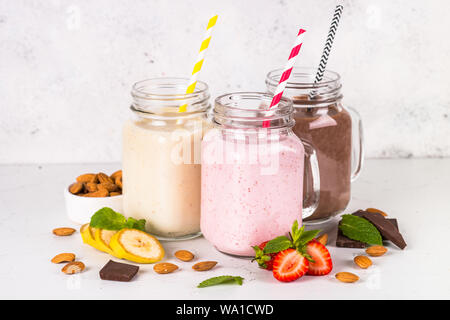 Banane, Schokolade und Erdbeeren Milchshakes. Stockfoto