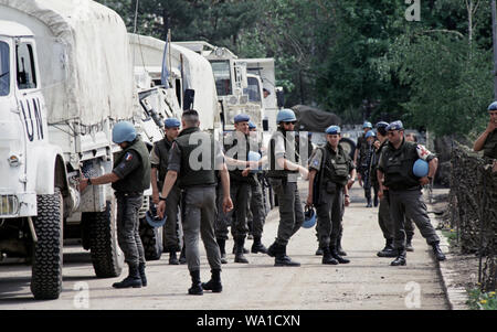 9. Mai 1993 während der Belagerung von Sarajevo: Französische Soldaten Vorbereiten von Tito Baracken mit ihren Fahrzeugen zu fahren. Als Teil der Schutztruppe der Vereinten Nationen (UNPROFOR), verlassen Sie mit der ukrainischen Streitkräfte der bosnischen muslimischen Enklave von Žepa, 40 Kilometer östlich von Sarajevo. Stockfoto