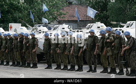 9. Mai 1993 während der Belagerung von Sarajevo: Ukrainische Soldaten stehen im Einklang in der exerzierplatz von Tito Kasernen, neben ihren BTR-80 APCs. Als Teil der Schutztruppe der Vereinten Nationen (UNPROFOR), Sie fahren zum Schutz der bosnischen muslimischen Enklave von Žepa zu bieten, 40 Kilometer östlich von Sarajevo. Stockfoto