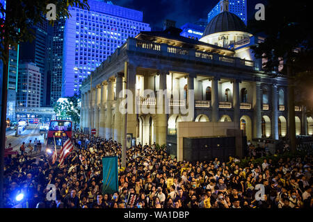 Hongkong, China. 16 Aug, 2019. Die Teilnehmer in Scharen zu den Chater Garden im Zentrum der Grafschaft mit Schildern und Flaggen während einer Kundgebung. Trotz offenen Drohungen aus Peking mit militärischer Gewalt, gab es neue Proteste in Hongkong am Freitag. In der ehemaligen britischen Kolonie, die zu China gehört als besondere administrative Zone Es wird geschätzt, dass der Abend mehr als 25.000 Menschen auf die Straße gingen, wieder friedlich für Freiheit und Demokratie. Credit: Gregor Fischer/dpa/Alamy leben Nachrichten Stockfoto