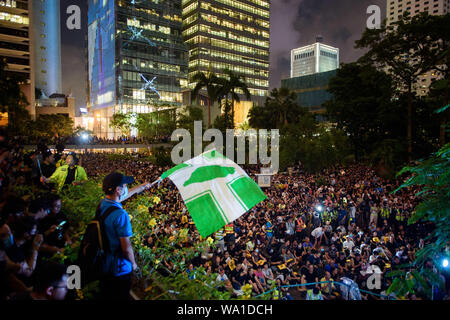 Hongkong, China. 16 Aug, 2019. Die Teilnehmer in Scharen zu den Chater Garden im Zentrum der Grafschaft mit Schildern und Flaggen während einer Kundgebung. Trotz offenen Drohungen aus Peking mit militärischer Gewalt, gab es neue Proteste in Hongkong am Freitag. In der ehemaligen britischen Kolonie, die zu China gehört als besondere administrative Zone Es wird geschätzt, dass der Abend mehr als 25.000 Menschen auf die Straße gingen, wieder friedlich für Freiheit und Demokratie. Credit: Gregor Fischer/dpa/Alamy leben Nachrichten Stockfoto