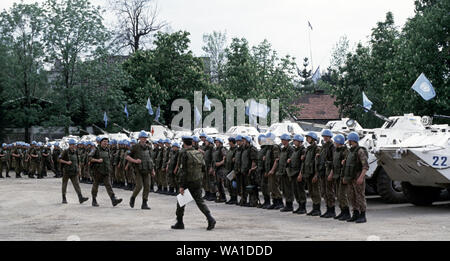 9. Mai 1993 während der Belagerung von Sarajevo: Ukrainische Soldaten stehen im Einklang in der exerzierplatz von Tito Kasernen, neben ihren BTR-80 APCs. Als Teil der Schutztruppe der Vereinten Nationen (UNPROFOR), Sie fahren zum Schutz der bosnischen muslimischen Enklave von Žepa zu bieten, 40 Kilometer östlich von Sarajevo. Stockfoto