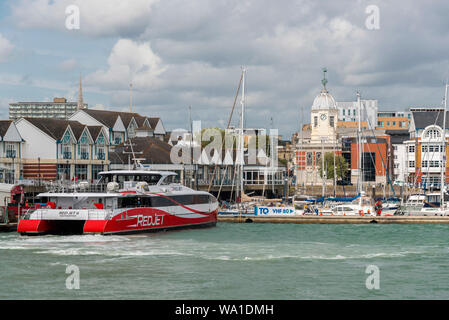 Red Jet 6 von 3 Red Funnel High-Speed Katamaran auf dem Kreuz - Solent Fährverbindung im Town Quay, Southampton, Hampshire, England, Großbritannien anreisen Stockfoto