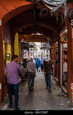 Eine geschäftige Straße Szene in einem Street Market. Jaipur, Rajasthan, Indien. Stockfoto