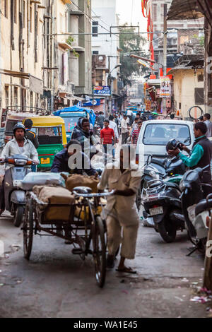 Eine geschäftige Straße Szene in einem Street Market. Jaipur, Rajasthan, Indien. Stockfoto