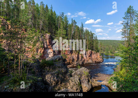 Rote Klippen, Kiefernwald und Fluss im Oulanka Nationalpark in Nordfinnland Stockfoto