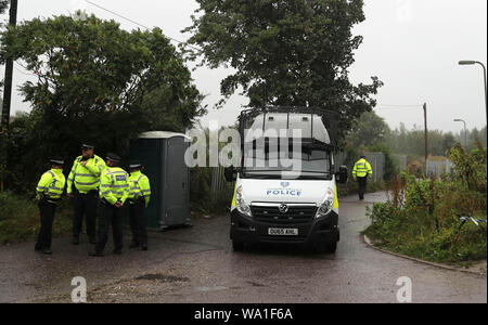 Polizei sammeln auf einem Campingplatz in der Nähe von Burghfield Common in Berkshire. Stockfoto