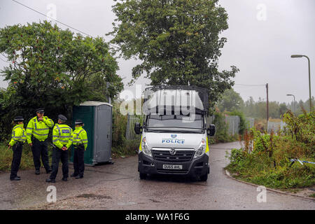 Polizei sammeln auf einem Campingplatz in der Nähe von Burghfield Common in Berkshire. Stockfoto