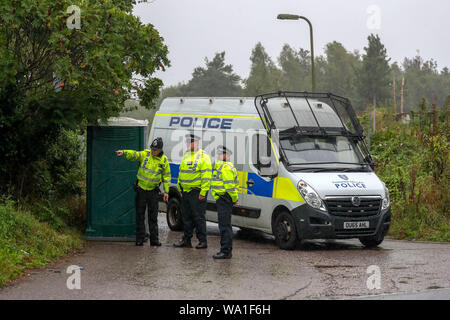 Polizei sammeln auf einem Campingplatz in der Nähe von Burghfield Common in Berkshire. Stockfoto