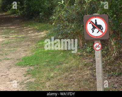 Schilder auf einem Weg, die keinen Eintritt für Pferde und Fahrräder sagen. Tonbridge, Kent. GROSSBRITANNIEN. Stockfoto