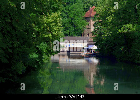 Augsburg Bootsfahrt auf 2019/25/06 mit ruhigem Wasser und historischen Gebäude von Kastanienbäumen umgeben Stockfoto