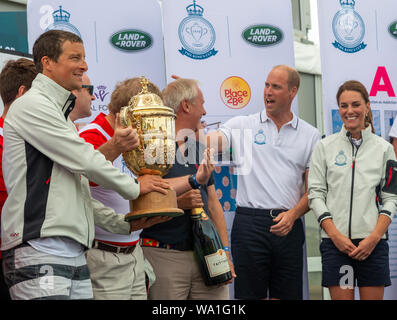 Bear Grylls der King's Cup, eine Trophäe zum ersten Mal von König George V 1920 vorgelegt, nachdem seine Mannschaft erstmals in Cowes, Isle of Wight, Großbritannien fertig vergeben werden Stockfoto