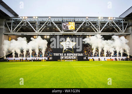 Arnheim, Niederlande. 16 Aug, 2019. Arnheim, 16-08-2019, GELREDOME, Saison 2019/2020, niederländischen Eredivisie, spezielle Banner und Flares als Tribut an Dejan Curovic Credit: Pro Schüsse/Alamy leben Nachrichten Stockfoto