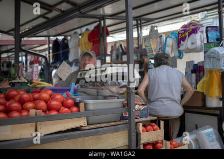 Belgrad, Serbien, 26. Juli 2019: Stall Halterungen am Grünen Markt Zemun Stockfoto