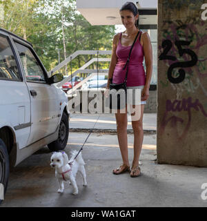 Belgrad, Serbien, 26. Juli 2019: Frau gehen ein Bichon Hund Stockfoto