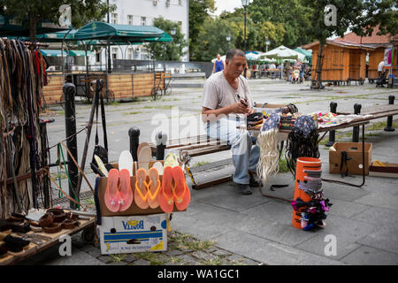 Belgrad, Serbien, 3 August 2019: ein Mann, der Verkauf von Verbrauchsmaterialien bei einem Behelfsmäßigen stehen herum Zemun Grüner Markt Stockfoto