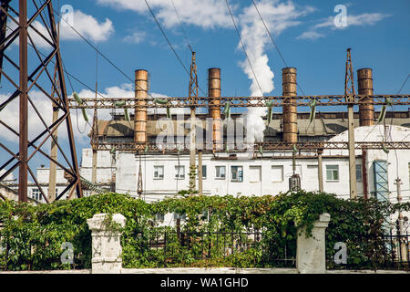 Papierrolle mit Vorhersagen der destinyIndustrial Zone, die Ausrüstung der Erdölraffination, in der Nähe von industriellen Rohrleitungen für eine Öl-Raffinerieanlage, Detail o Stockfoto