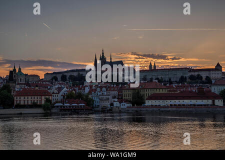 Blick auf die Moldau, Mala Strana Viertel und die Prager Burg (Hradschin) in Prag, Tschechische Republik, bei Sonnenuntergang. Kopieren Sie Platz. Stockfoto