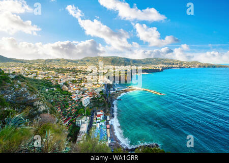 Blick von der Terrasse mit Blick auf die Amalfiküste, Dorf und turqouise Meer in der Nähe von Sorrent Italien. Stockfoto