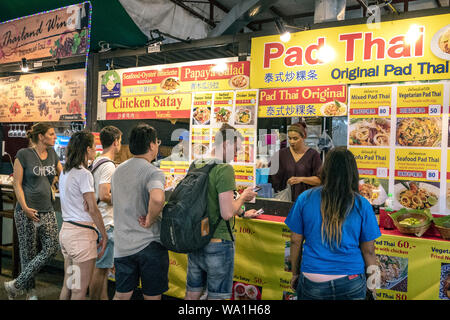 Kunden Line-up für das thailändische Essen in Chiang Mai Night Market Thailand Stockfoto
